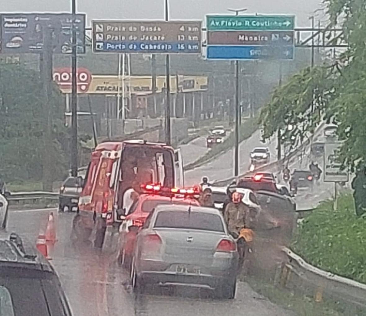 Equipes da PRF e Corpo de Bombeiros realizando atendimento a vítimas de acidente na BR-230.
