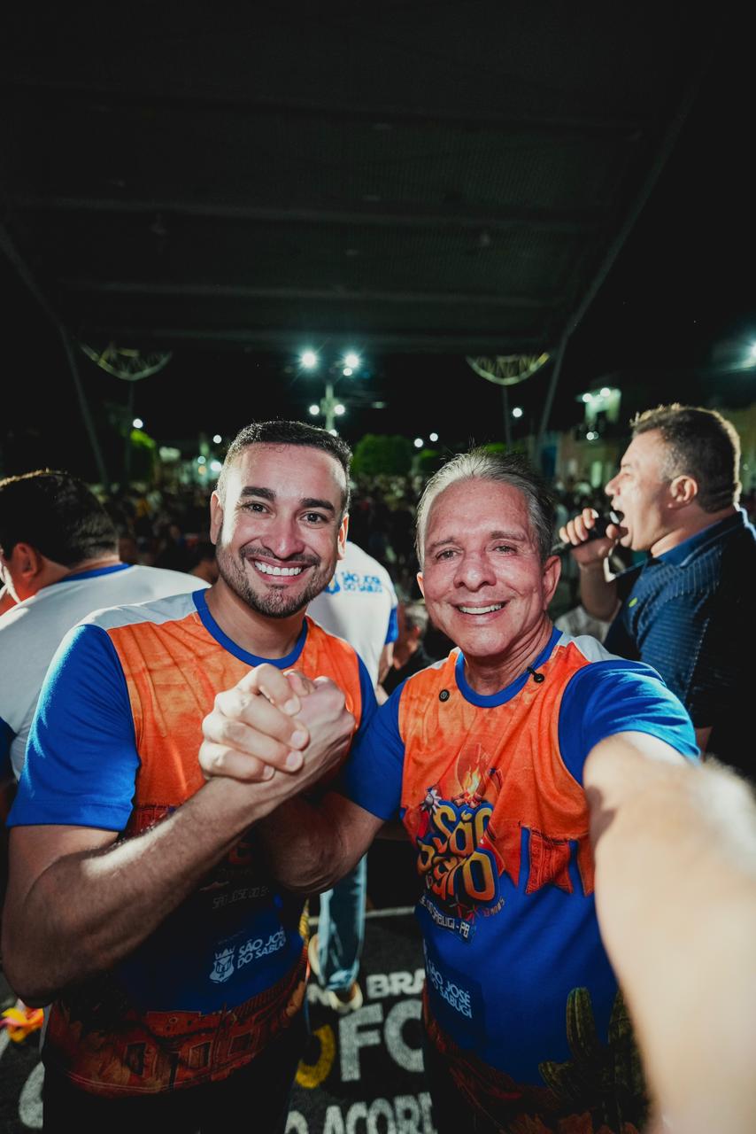 O pré-candidato ao Senado, Nabor Wanderley, ao lado do prefeito Emanuel Domiciano e lideranças políticas no Sertão da Paraíba.