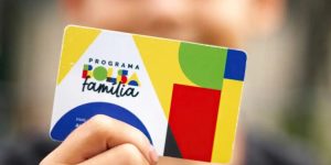 Cartão do Bolsa Família utilizado por beneficiário durante saque do benefício.