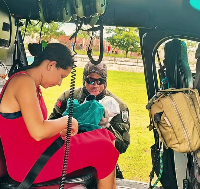 Recém-nascido resgatado em helicoptero de uma área isolada pelas chuvas no interior da Paraíba, neste domingo (3).