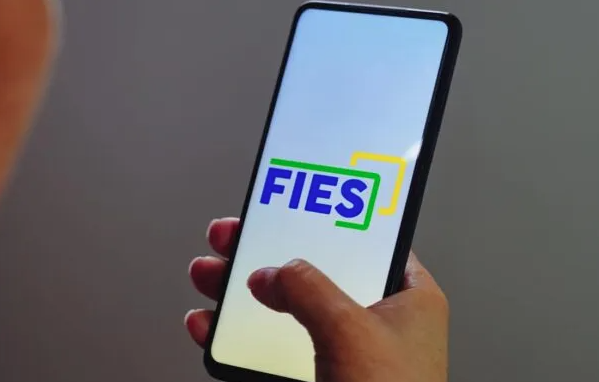Estudante acessando plataforma digital para renegociar dívida do Fies pelo programa Desenrola