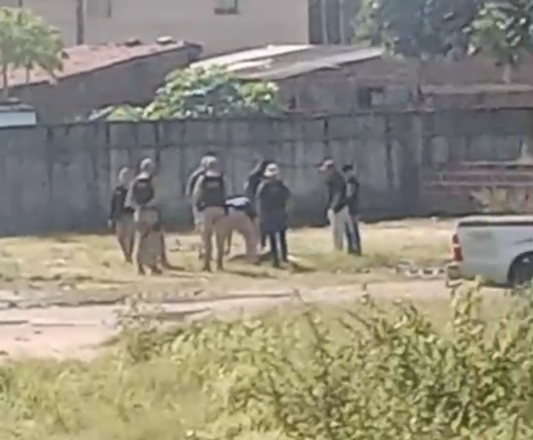 Viatura da Polícia Civil em investigação de assassinato de vigilante em obra de condomínio no bairro de Gramame, em João Pessoa