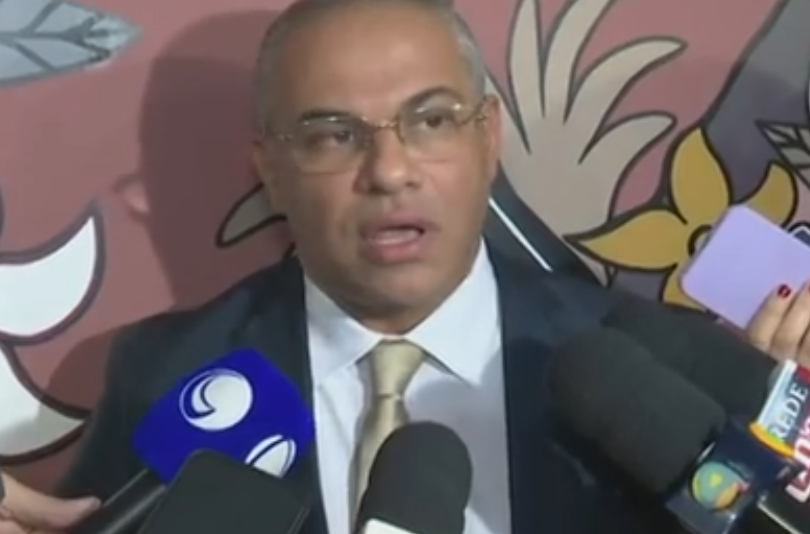 Evilásio Cavalcanti durante posse como prefeito interino de Cabedelo na Câmara Municipal