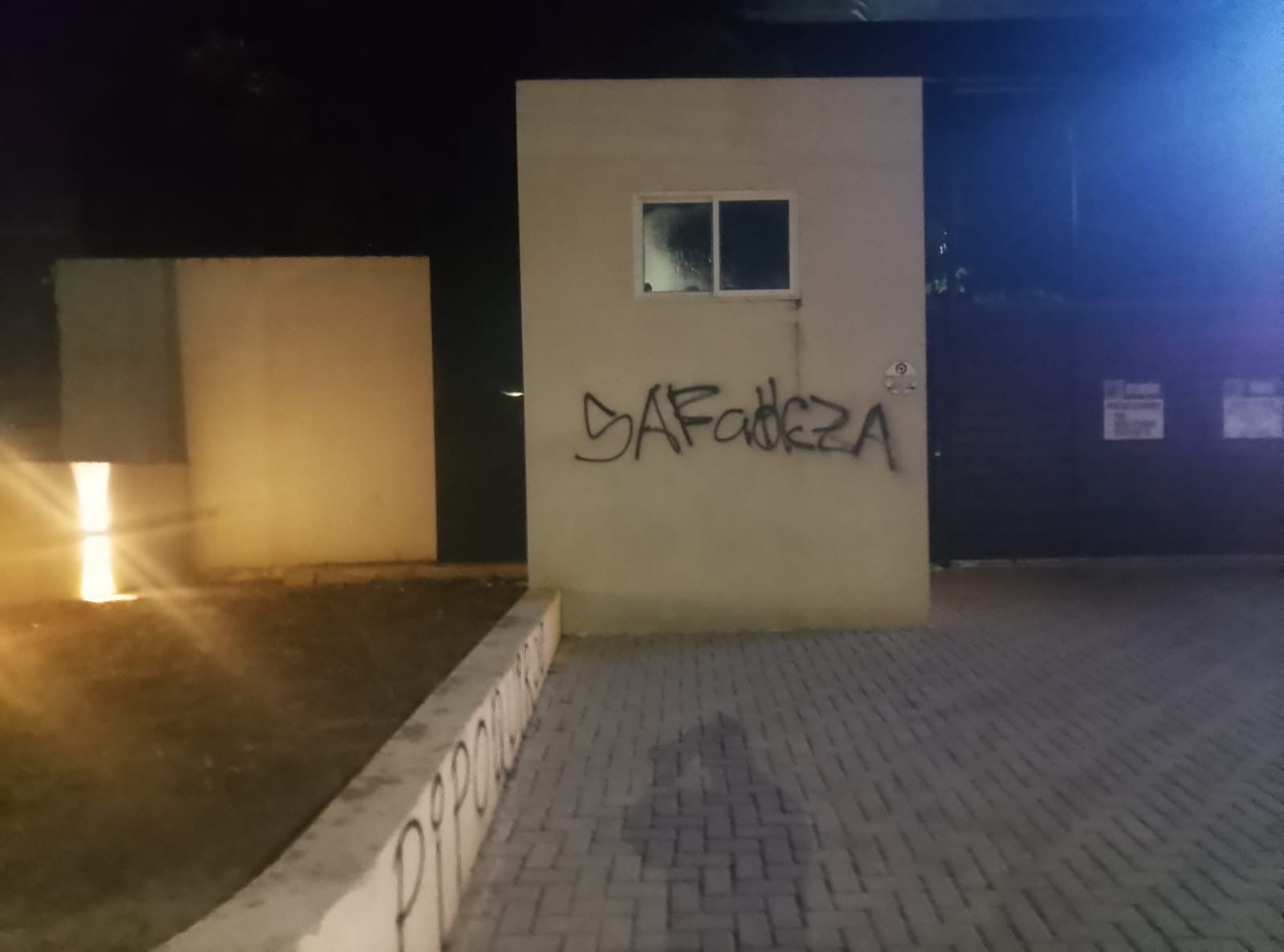 Pichação no CT da Maravilha do Contorno