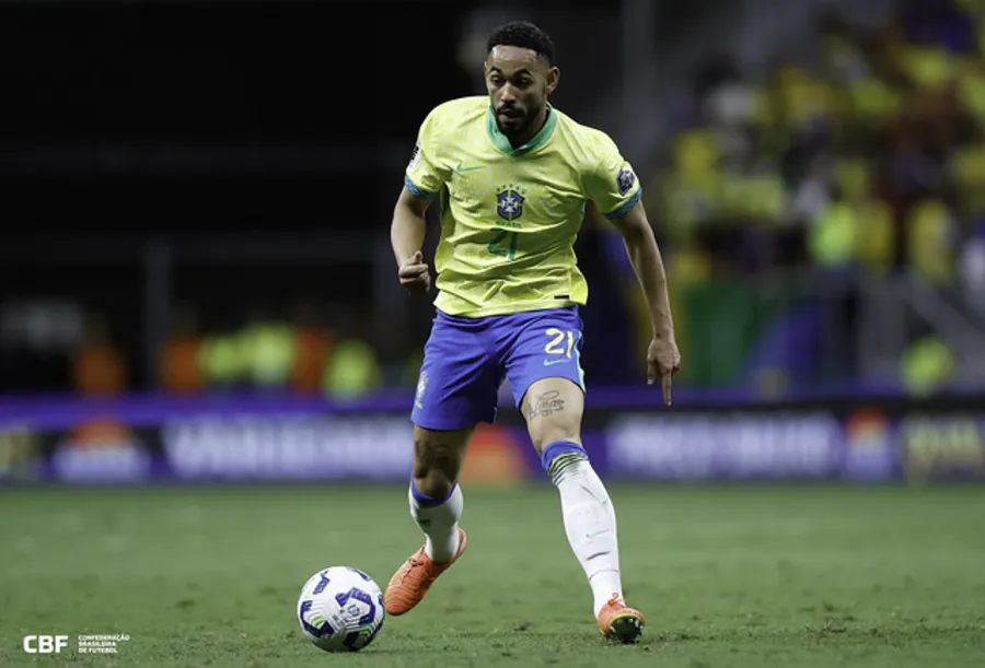 Matheus Cunha com a camisa da Seleção Brasileira após ser confirmado como o novo camisa 9 para a Copa do Mundo de 2026.
