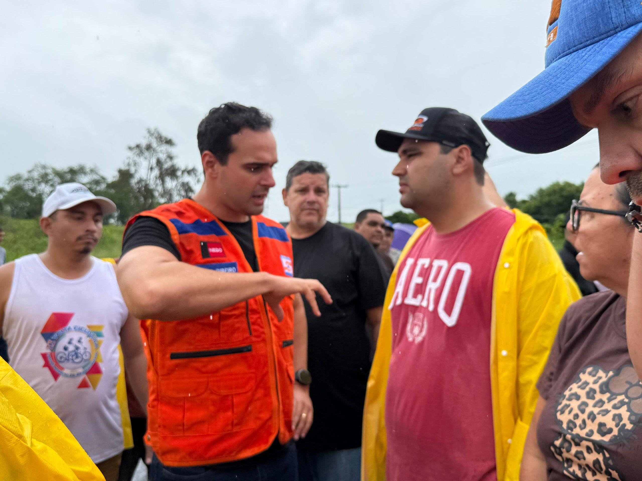 Lucas Ribeiro coordenando ações após chuvas