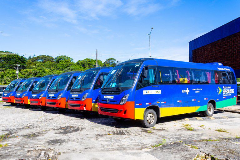 Entrega de veículos para transporte de pacientes do SUS em João Pessoa