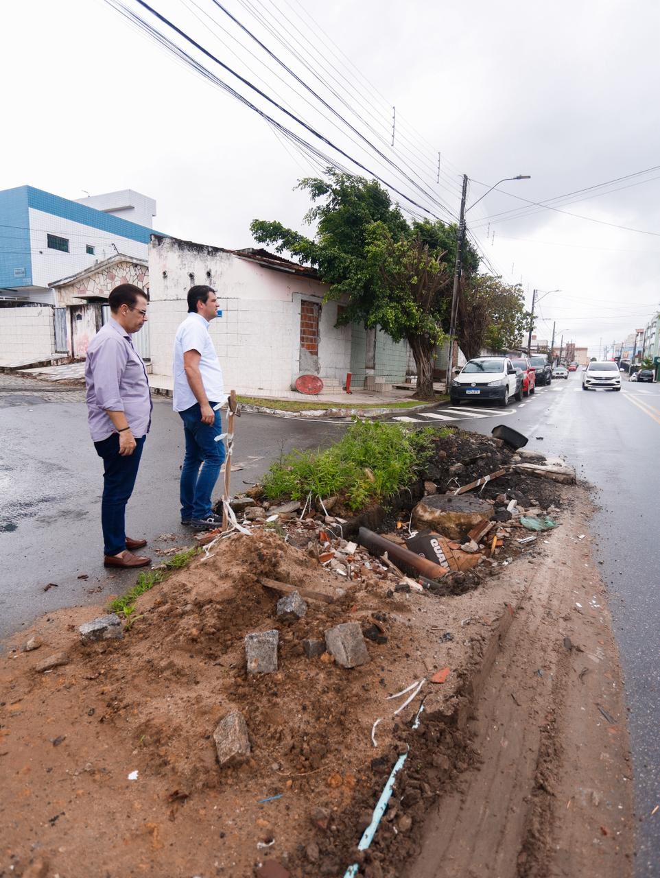 Leo Bezerra durante fiscalização de descarte irregular de resíduos em Mangabeira, em João Pessoa