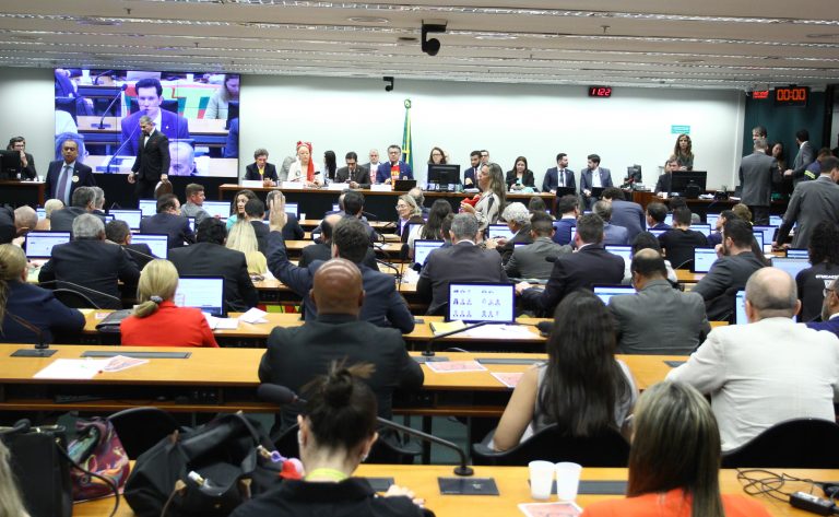 Deputados durante votação da PEC que prevê o fim da escala 6x1 na Câmara dos Deputados