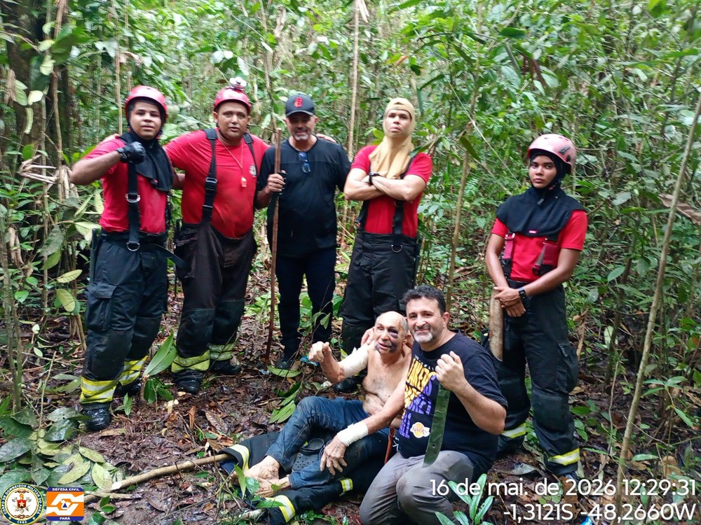 Equipe de resgate do Corpo de Bombeiros do Pará durante buscas por piloto de monomotor em área de mata em Benevides