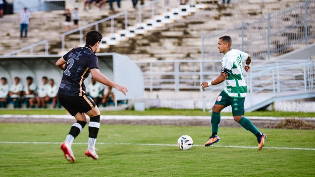 Jogadores de Treze e Lagarto disputam lance durante partida da Série D no Estádio Amigão, em Campina Grande.