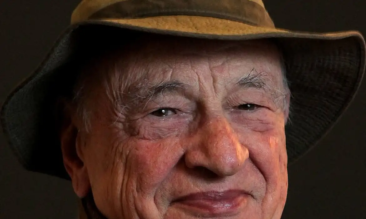 Retrato do filósofo e sociólogo francês Edgar Morin, autor do conceito de pensamento complexo.