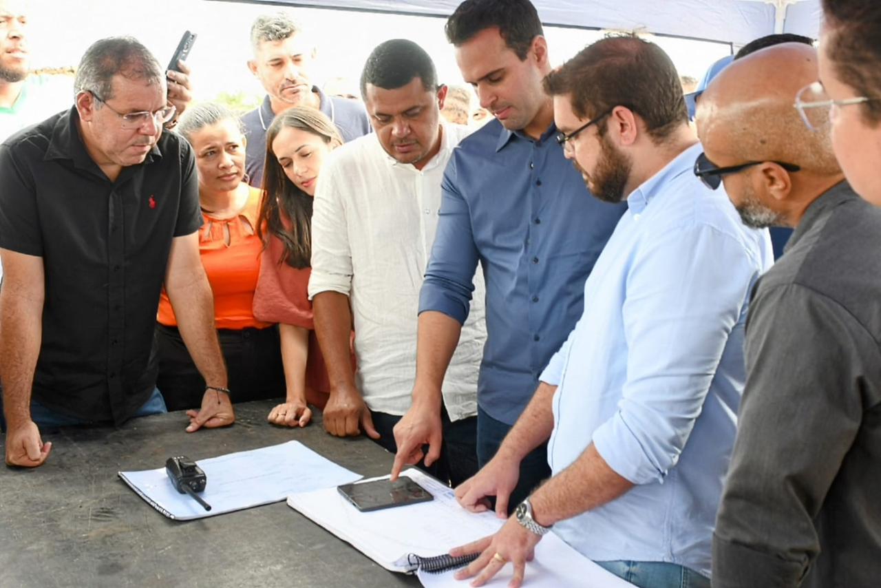 Lucas Ribeiro visita obras e afirma que novas estradas vão tornar o Cariri mais forte