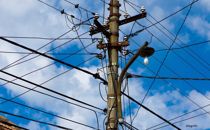 poste com fios irregulares