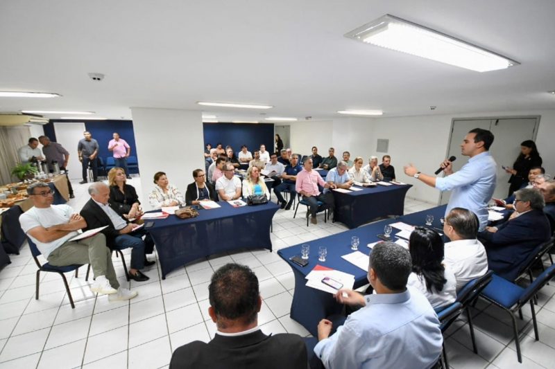 Reunião política em João Pessoa com Lucas Ribeiro e aliados para discutir ações após chuvas na Paraíba