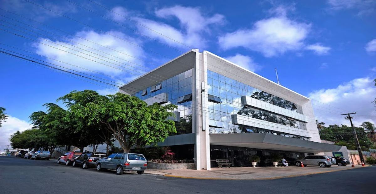 Fachada do Hospital Antônio Targino durante investigação sobre paralisação de serviços de diálise