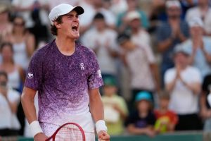 João Fonseca celebrando vitória sobre Novak Djokovic em Roland Garros após virada em cinco sets