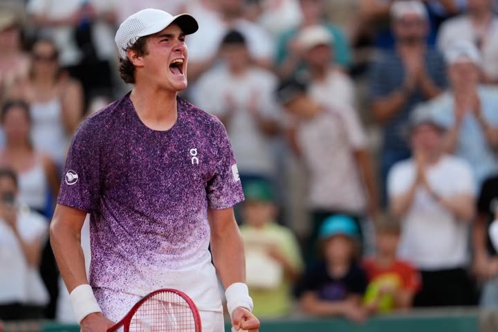 João Fonseca celebrando vitória sobre Novak Djokovic em Roland Garros após virada em cinco sets