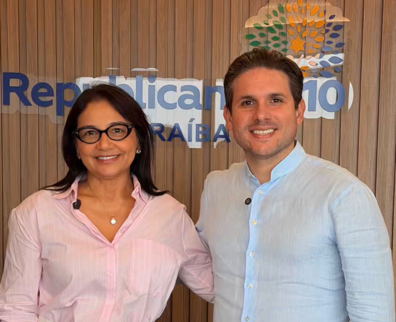 Maísa Cartaxo ao lado de Hugo Motta durante anúncio de filiação ao Republicanos em João Pessoa