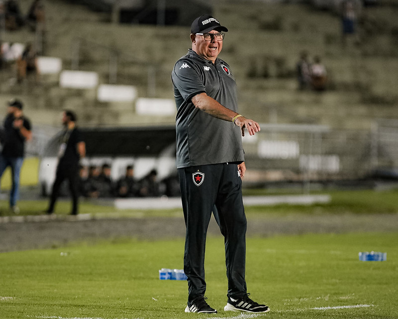 marcelo fernandes, tecnico do botafogo na beira do gramado