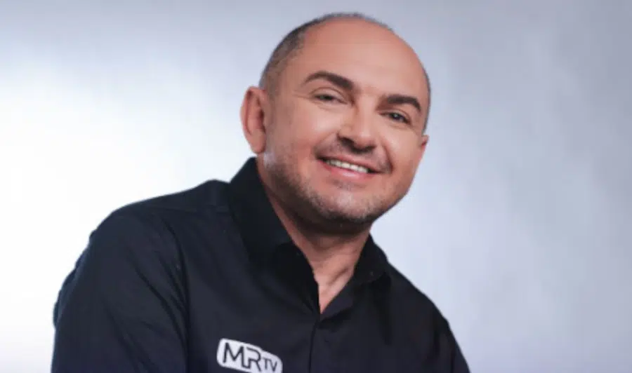 Radialista Moisés Sales Góis durante atuação na cobertura do esporte paraibano.