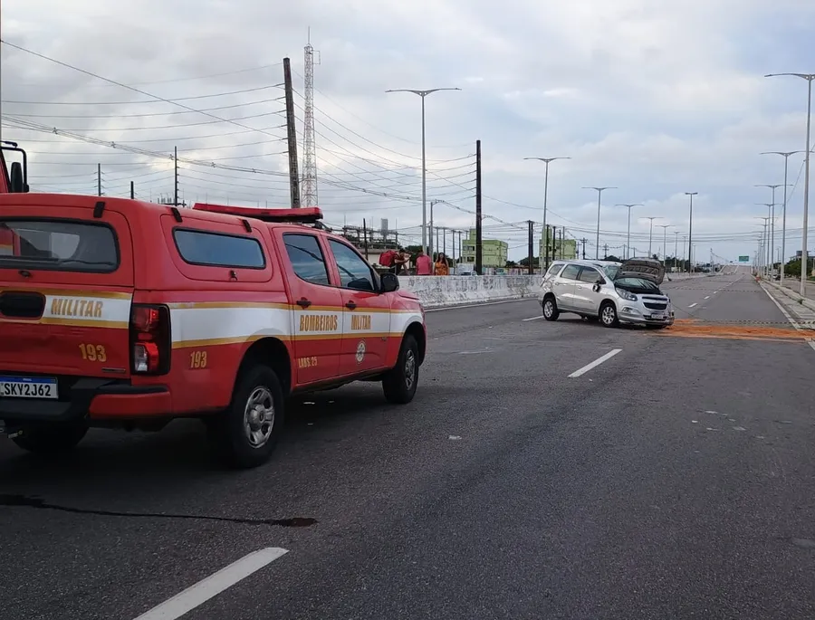 Viatura da Polícia Rodoviária Federal (PRF) com giroflex ligado isolando trecho de acidente em rodovia.