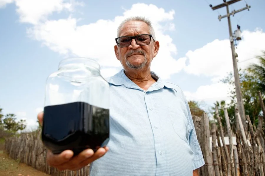 “Agricultor Sidrônio Moreira em propriedade rural onde petróleo cru foi encontrado no Ceará”