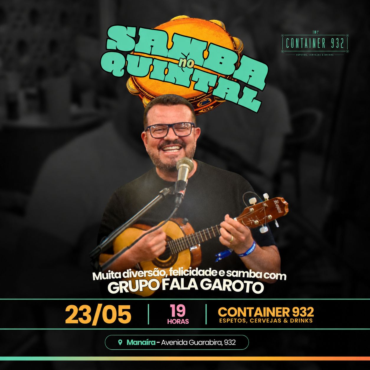 Grupo de samba se apresentando em um espaço aberto iluminado por varal de luzes no Container932