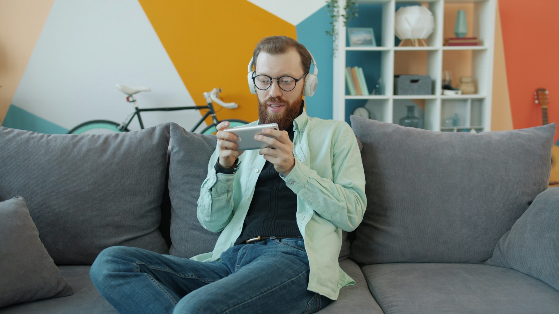 Homem jogando em um smartphone