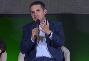 O deputado federal e presidente da Câmara dos Deputados, Hugo Motta, discursando em evento público de tecnologia em Brasília.