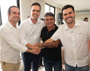 Prefeito Tião Pinto, o pré-candidato Lucas Ribeiro, o deputado Wilson Filho e o pré-candidato ao Senado Nabor Wanderley posam juntos em reunião política.