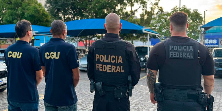 Agentes da Polícia Federal e da Controladoria-Geral da União (CGU)