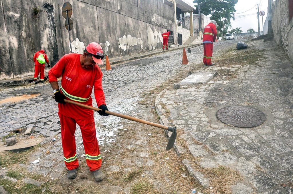 Profissionais de limpeza urbana