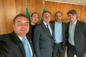 Cid Gadelha resgata o passado para provar que o comportamento atual da extrema direita não é um desvio, mas a continuação de um padrão estrutural das classes dirigentes.