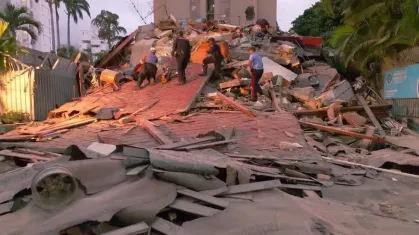 Destruição causada por terremotos na Venezuela com prédios danificados e equipes de resgate atuando