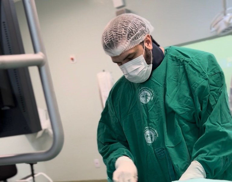 Equipe médica realiza procedimento de quimioembolização hepática em unidade da rede estadual de saúde da Paraíba.