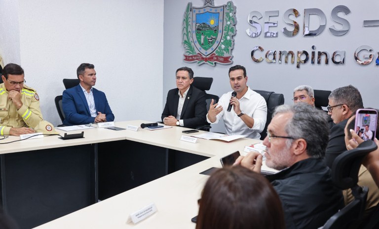 Governador Lucas Ribeiro cercado por cúpula da Segurança Pública durante coletiva de imprensa no Centro Integrado de Comando e Controle em Campina Grande.