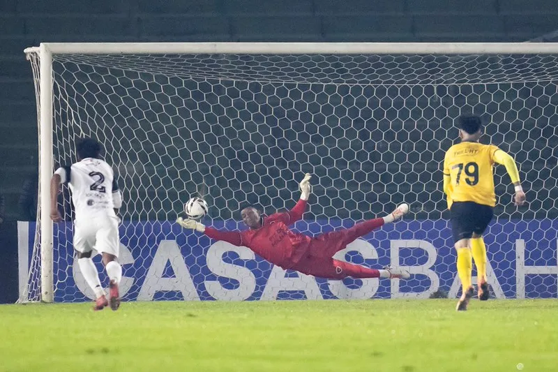 Goleiro Luiz Daniel defende pênalti