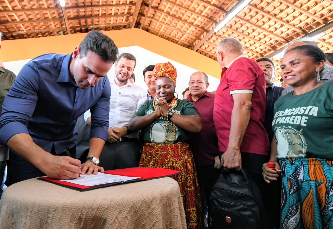 Governador Lucas Ribeiro descerrando a placa de inauguração do novo complexo educacional em Alagoa Grande ao lado de lideranças políticas locais.