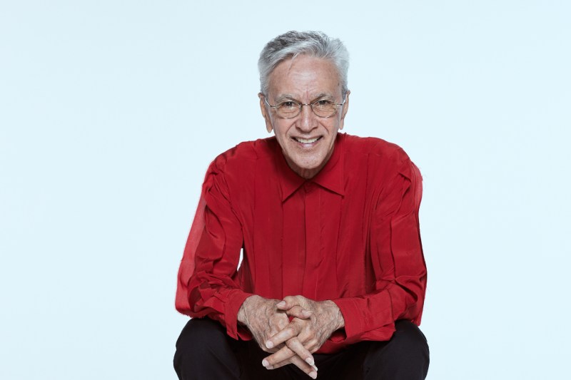 Caetano Veloso durante entrevista em que comenta política, cultura e o futuro do Brasil.