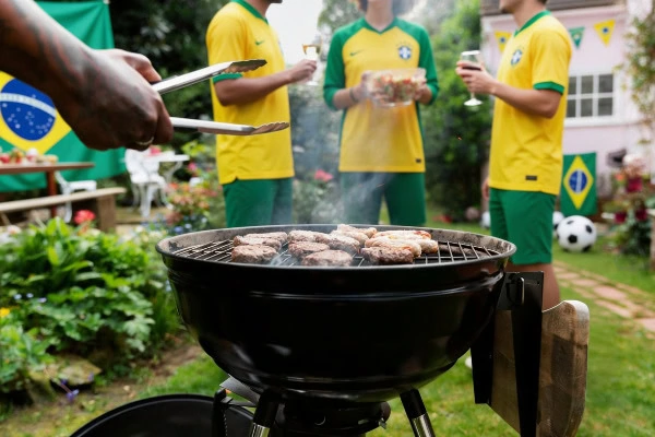 Mesa de churrasco com alimentos e bebidas durante transmissão de jogo da seleção brasileira