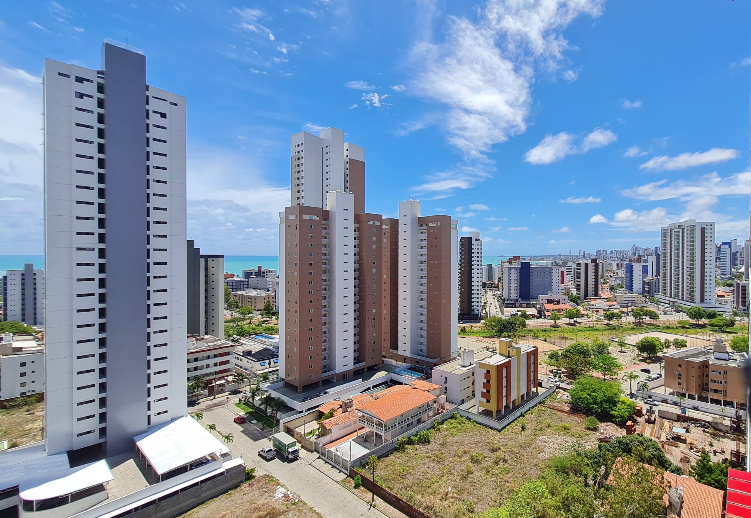 Vista da orla do Bessa, em João Pessoa, bairro que registra forte valorização imobiliária e novos investimentos no setor hoteleiro.