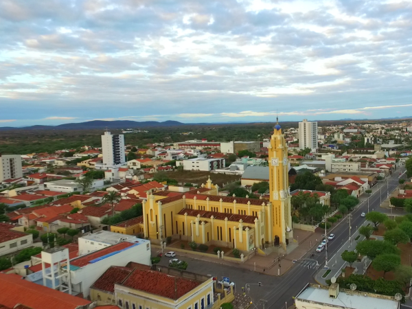 A liberação das terras federais vai corrigir problemas históricos de falta de titulação de solo urbano em duas das principais forças econômicas e populacionais do Alto Sertão paraibano.
