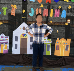A família de um aluno autista denunciou que a escola deixou a criança de fora da apresentação junina. O padrasto relatou que o estudante queria participar e passou dias animado.