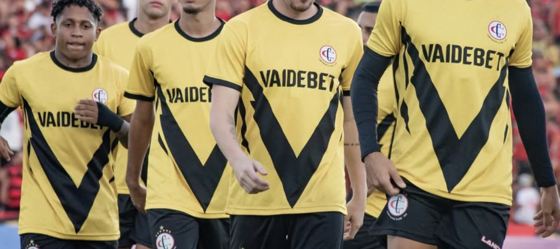 Enquanto as apostas sustentam o futebol, incluindo os clubes da Paraíba, o varejo acumula rombo de R$ 103 bilhões devido ao endividamento. Entenda.