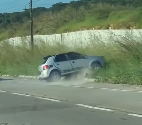 Motorista de van da Secretaria de Saúde de Alhandra é investigado após acidente com capotamento na BR-101