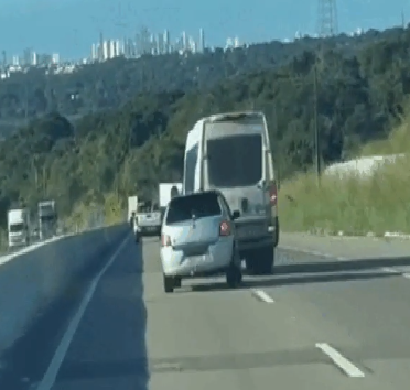 Motorista de van da Prefeitura de Alhandra é preso após acidente envolvendo disputa de espaço na BR-101, no Conde.