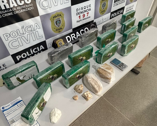 Policiais civis durante operação que apreendeu drogas em apartamento no bairro Três Irmãs, em Campina Grande