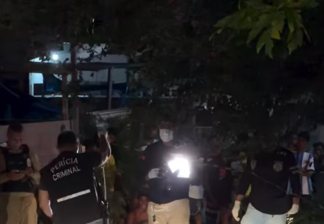 Perícia e policiais durante investigação de adolescente encontrado morto em Várzea Nova, Santa Rita.