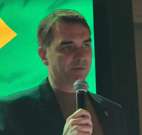 Flávio Bolsonaro apresenta pacote de propostas para segurança pública durante evento em São Paulo.
